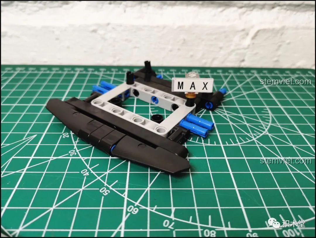 Quá trình lắp ráp phần đầu xe của bộ Happy Build YC-QC004, thể hiện cấu trúc phức tạp và các chi tiết kỹ thuật của siêu xe McLaren P1.