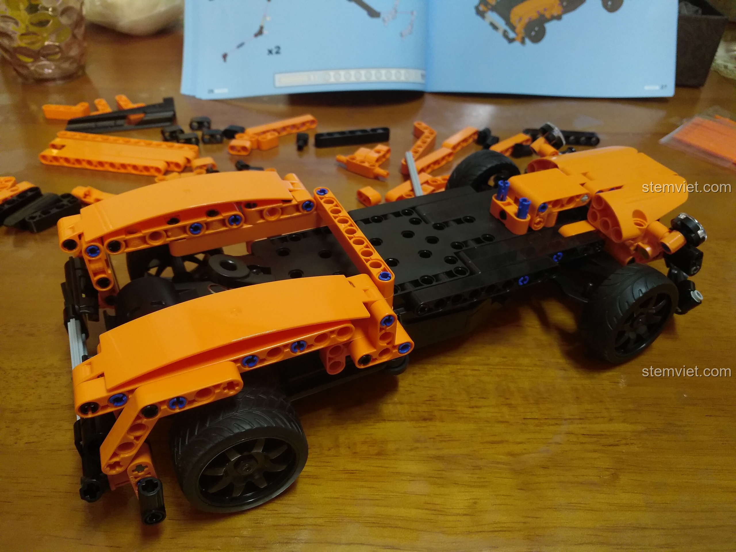 Quá trình lắp ráp phần đầu của mô hình Porsche 918 Spyder CaDA C51051, các chi tiết technic ăn khớp với nhau.