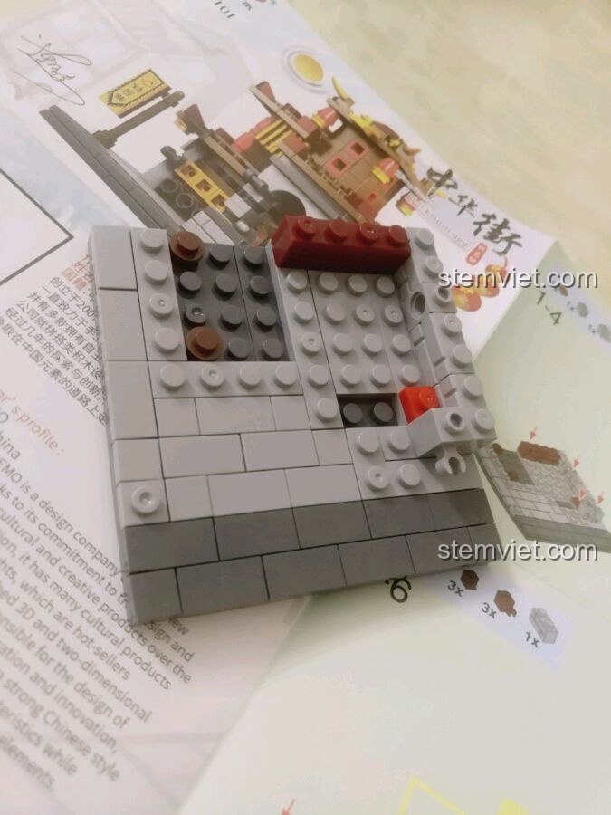 Quá trình lắp ráp phần móng của mô hình trong bộ đồ chơi XB01101 giá rẻ.