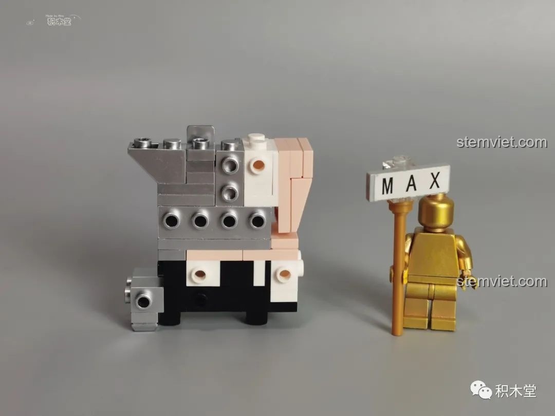 Phần thân của Astro Boy đang được lắp ráp, kết hợp giữa màu da và các chi tiết máy móc.