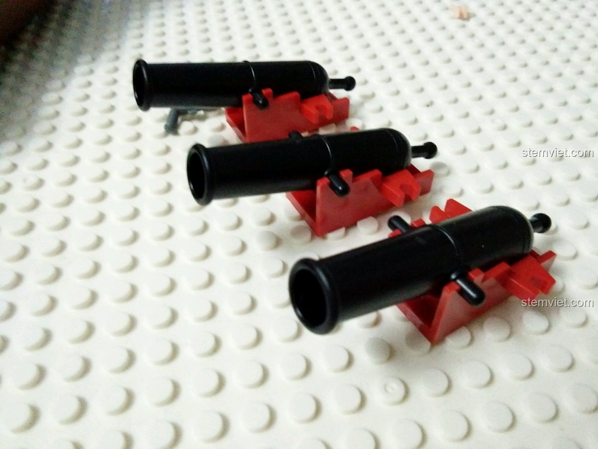 Các khẩu pháo được lắp vào thân tàu GUDI 9115, tạo nên hàng phòng thủ mạnh mẽ cho chiến hạm.