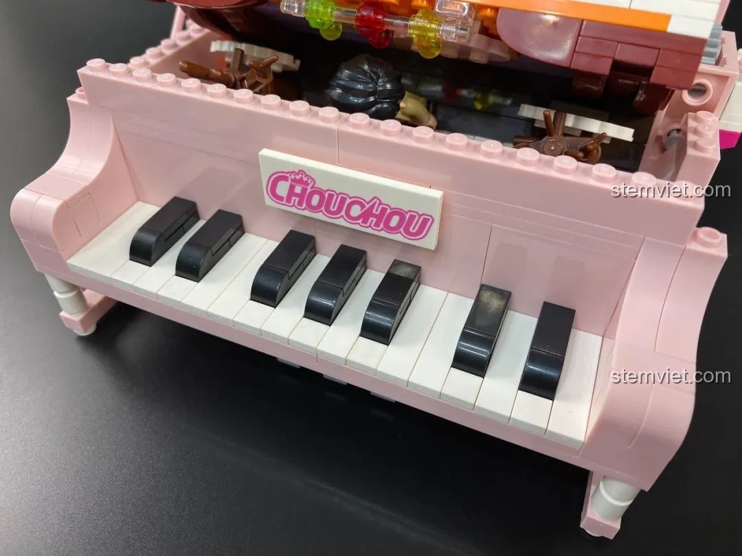 Lắp ráp phần phím đàn piano màu đen và trắng cho mô hình Keeppley DZ0155.