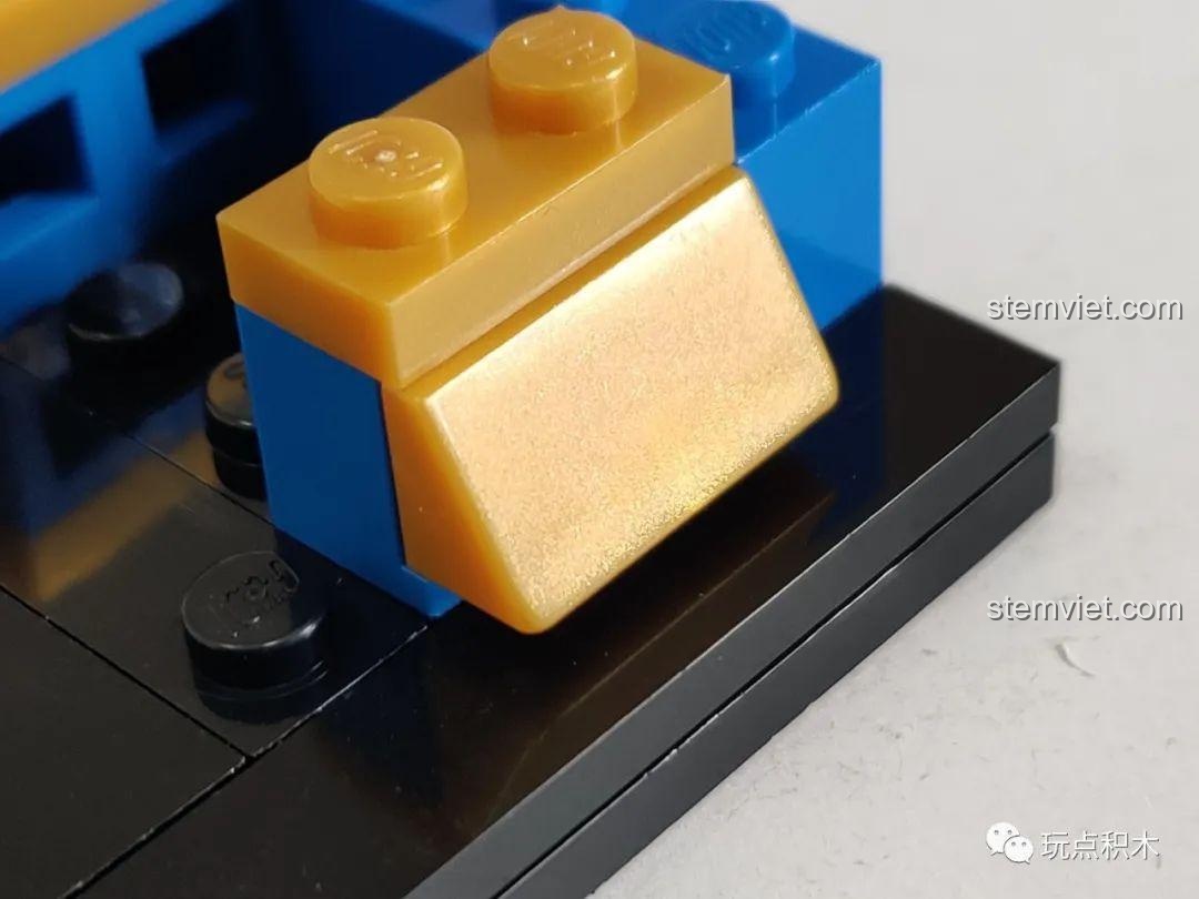 Tiến độ lắp ráp mô hình GUDI Ngự Hoàng Vạn Tuế 52053, phần trang phục và phụ kiện đã được thêm vào.