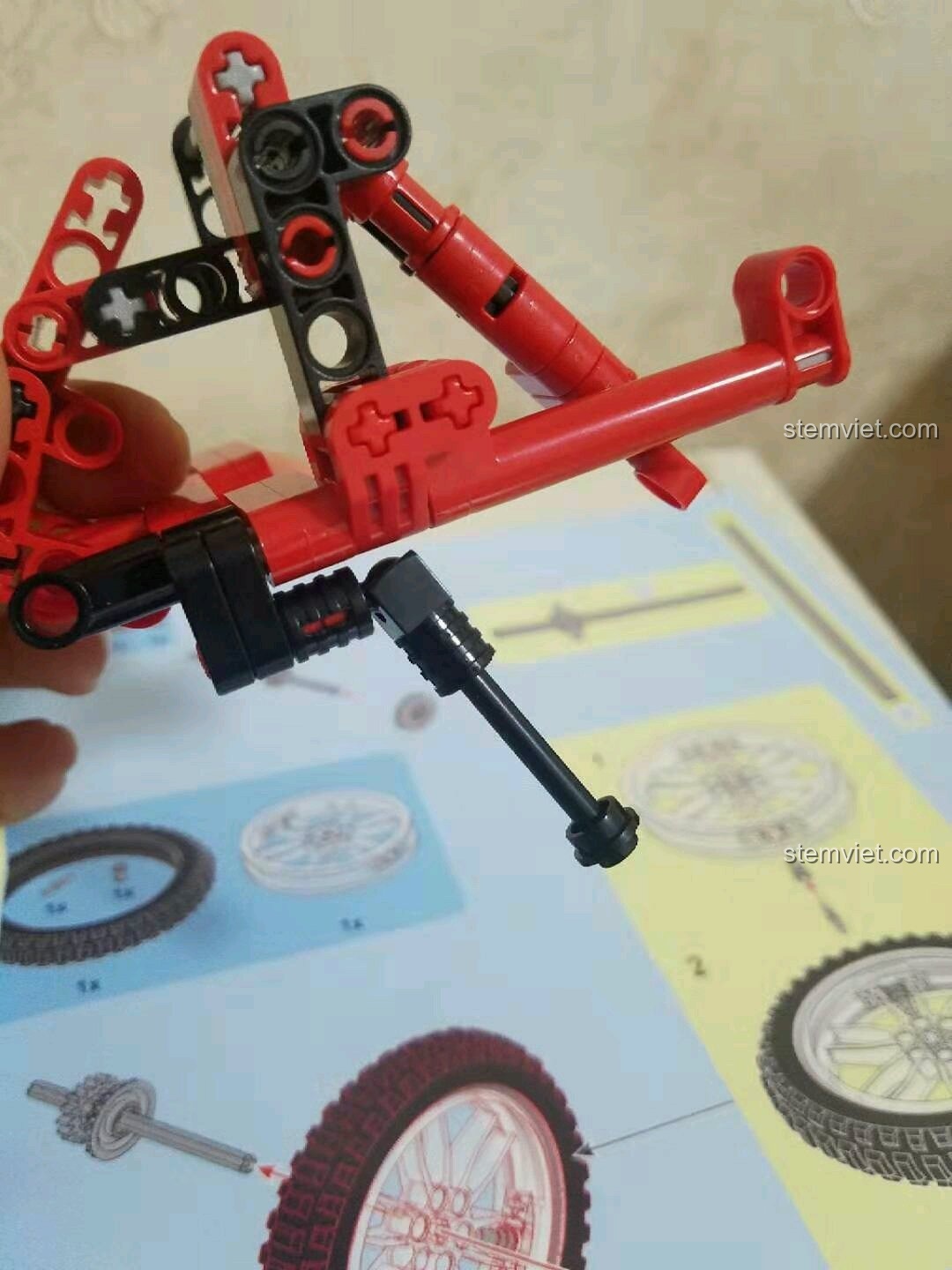 Cận cảnh chi tiết phuộc sau của mô hình xe đạp Technic Sembo 703302 đang được lắp.