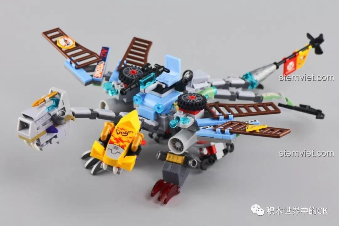 Mô hình Rồng Quỷ Cơ Khí Hai Đầu đang trong quá trình lắp ráp, nhìn từ bên hông.