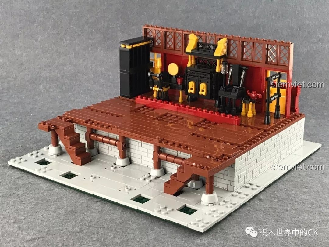 Lắp ráp khu vực sân khấu và hậu trường của Đại Hí Viện Phố Tàu với các đạo cụ chi tiết.