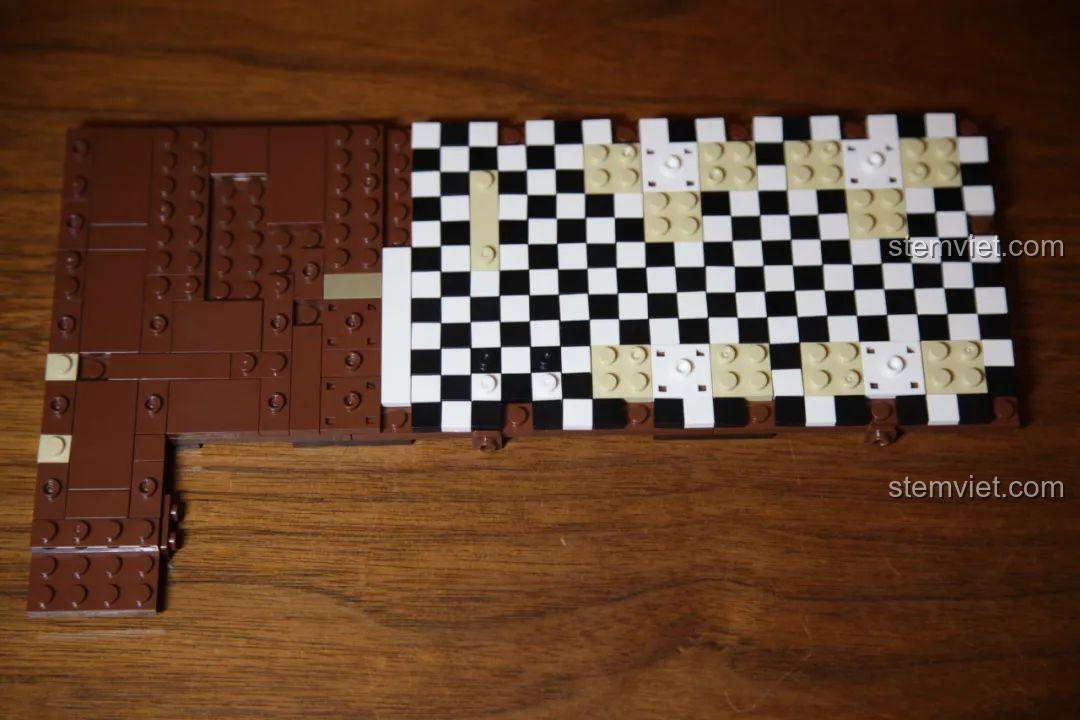 Sàn nhà hàng trên cầu tàu được lắp ráp với họa tiết caro đen trắng, một thử thách nhỏ cho người chơi.