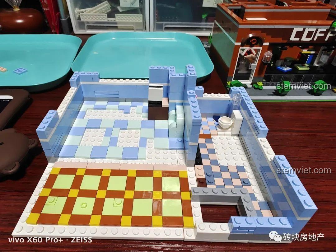 Sàn tầng hai của quán cà phê đang được lắp ráp với nhiều màu sắc khác nhau.