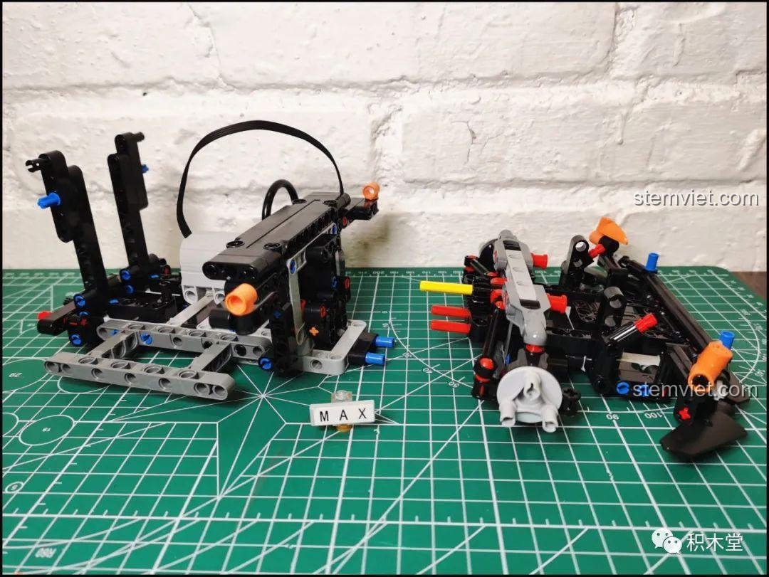 Kiểm tra vị trí servo và thanh răng trong quá trình lắp ráp Happy Build YC-QC004, đảm bảo bánh xe thẳng hàng và hoạt động chính xác.