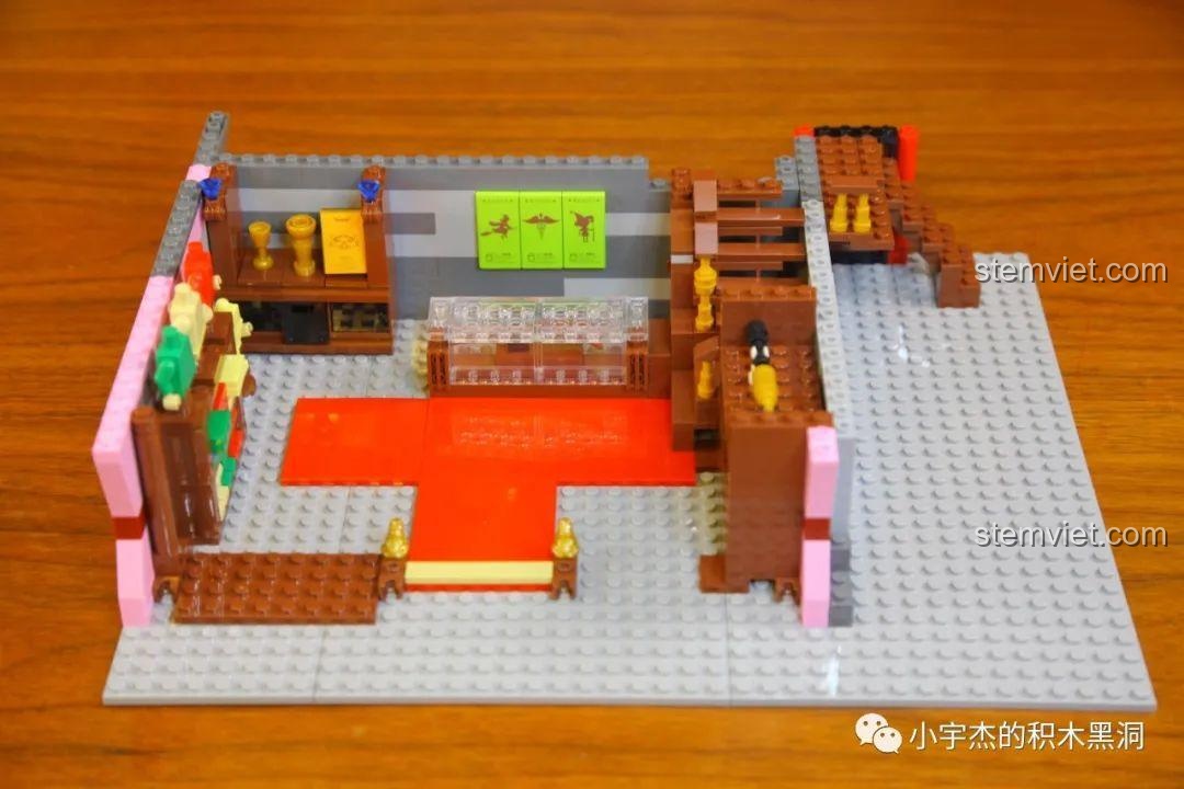 Tầng 1 của Tòa nhà trong Hẻm Xéo Mould King đang được lắp ráp, với các kệ hàng và sàn nhà.