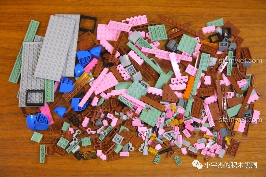 Tầng áp mái của bộ Mould King 16039 đang được lắp ráp, nổi bật với cửa sổ trời lớn bằng kính.