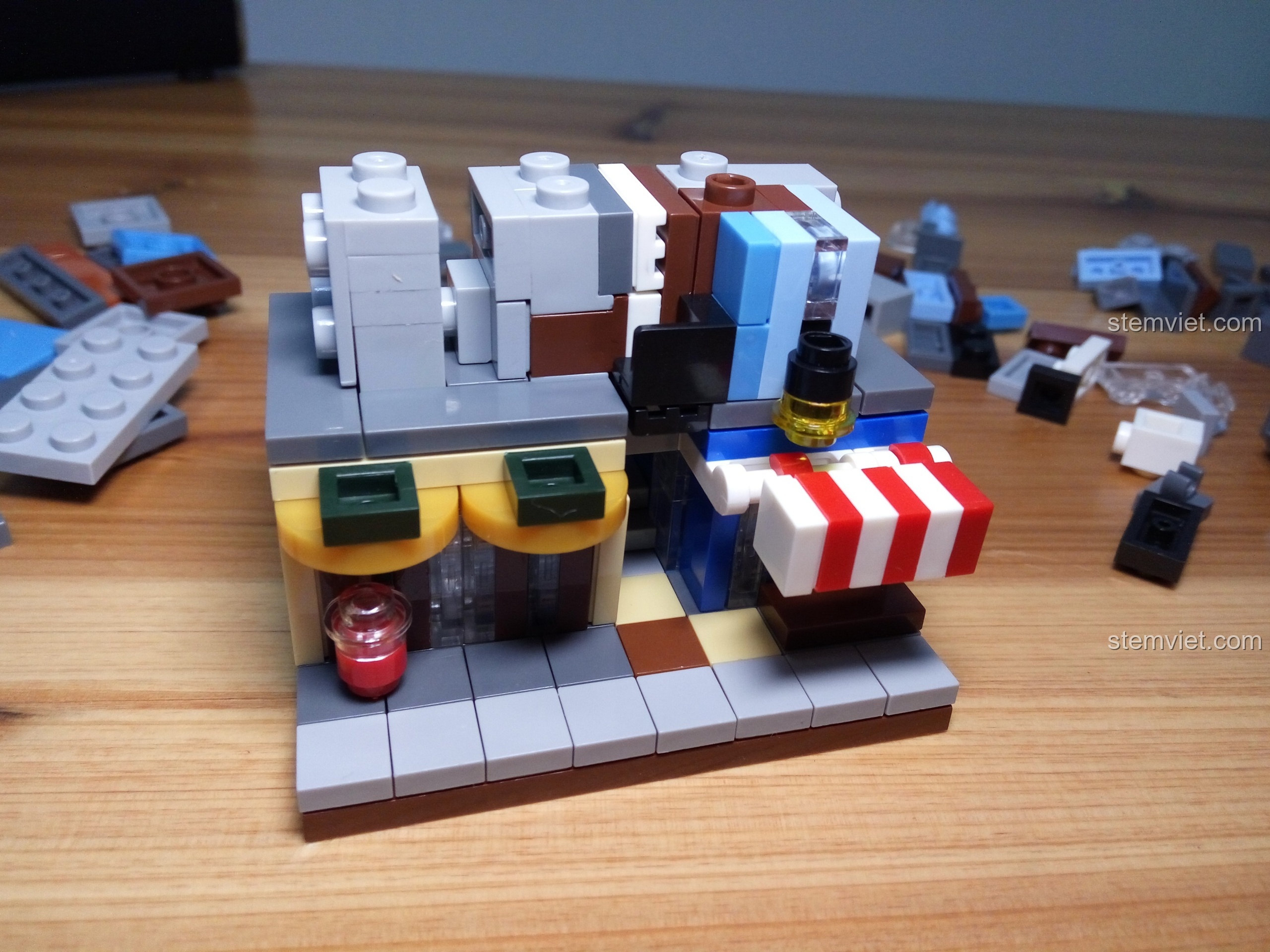 Lắp ráp tầng hai của bộ Jisi 1115 với mái hiên sọc đỏ trắng đặc trưng. Review Jisi 1115 Mô hình Văn phòng Thám tử.