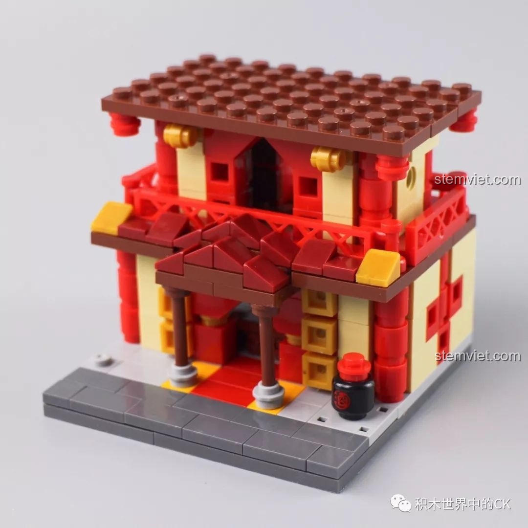 Mô hình Quán Trọ đang được lắp ráp tầng hai, một phần của bộ đồ chơi lắp ghép Quán Trọ 1101 giá tốt.