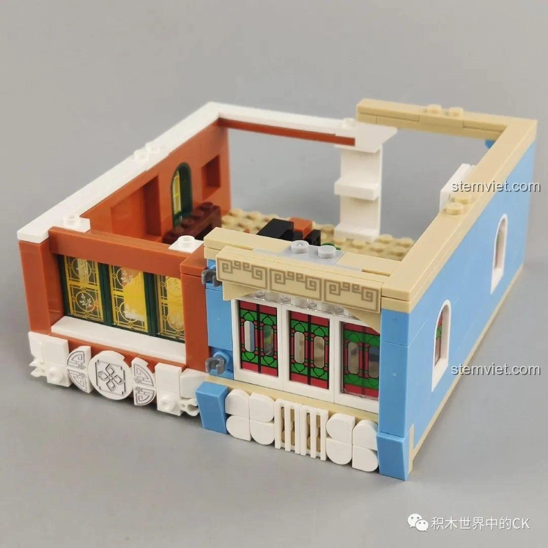 Quá trình lắp ráp tầng hai của bộ WOMA C0336 Phố Cổ Kiến Trúc Qilou, với các chi tiết cửa sổ.