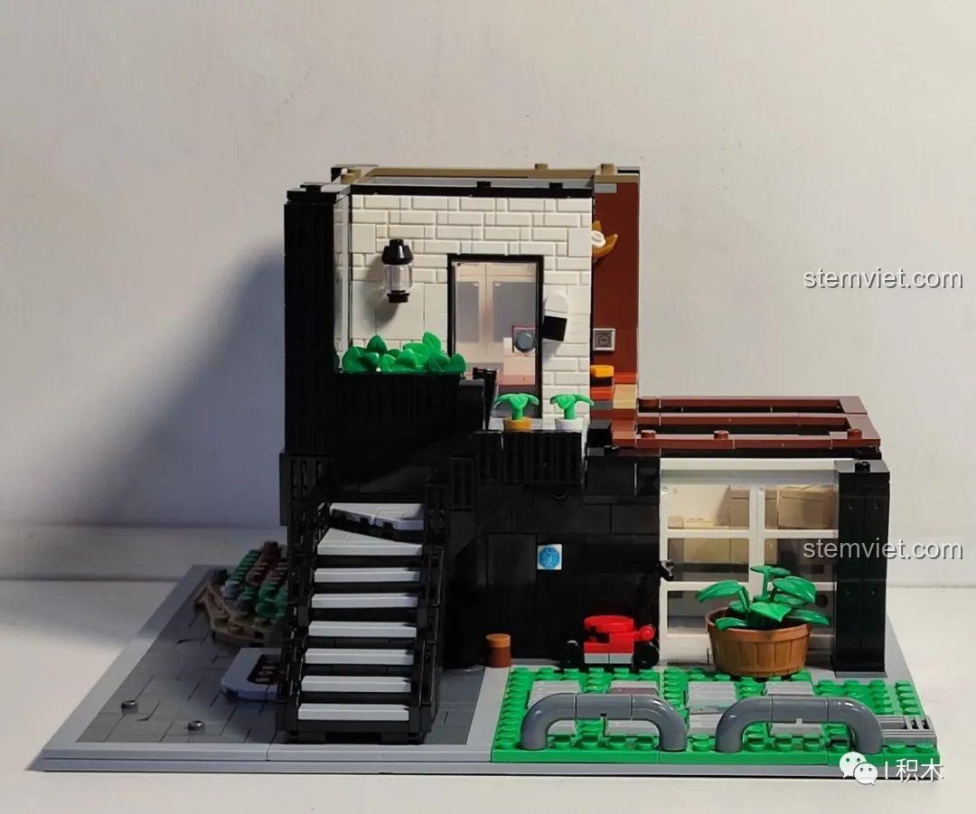 Quá trình lắp ráp tầng hai của Biệt thự Hiện đại Phong cách Hàn Quốc, bao gồm cầu thang và vườn nhỏ.