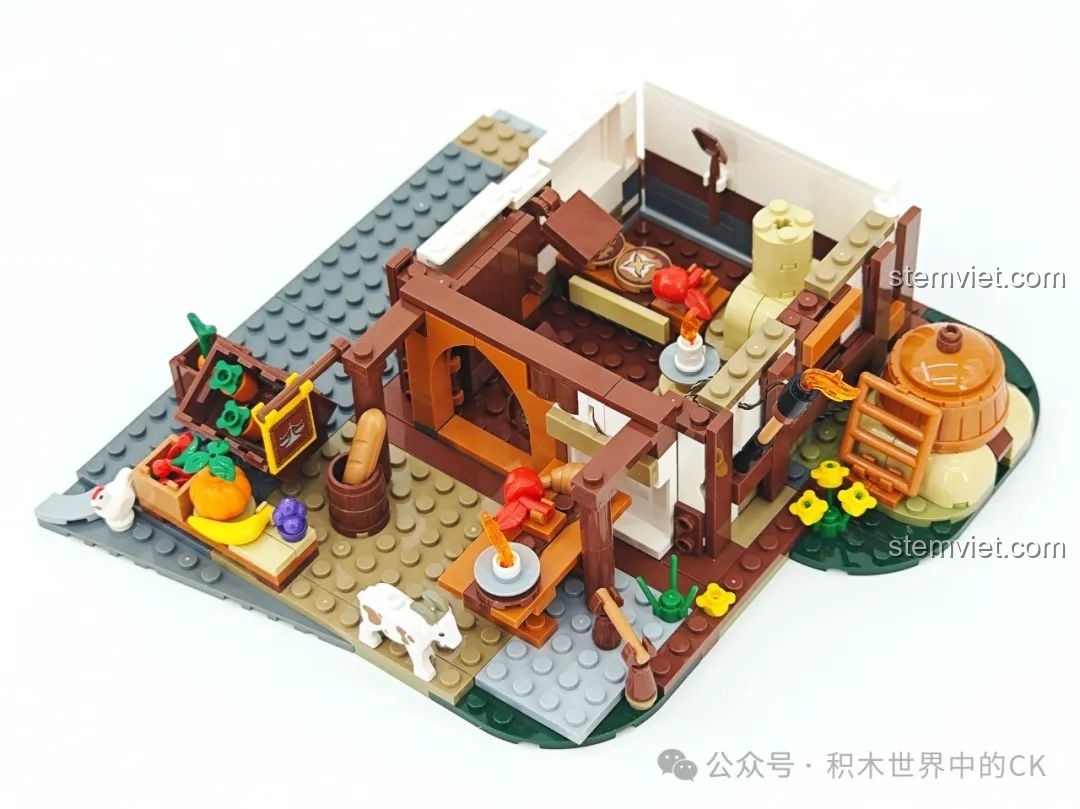 Quá trình lắp ráp tầng một của ngôi nhà nhỏ trong bộ FunWhole F9015, với nội thất lò sưởi, bàn và sạp rau củ.