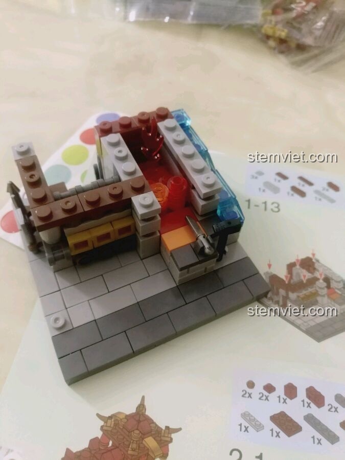 Cận cảnh quá trình lắp ráp tầng một của Tiệm Rèn trong bộ xếp hình Dãy Phố Cổ Trung Hoa.