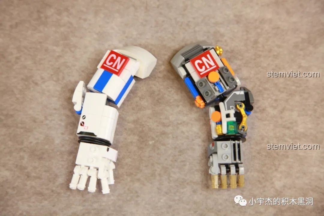 Hai cánh tay của mô hình Phi hành gia JK9106 được lắp xong, thể hiện thiết kế đối lập.