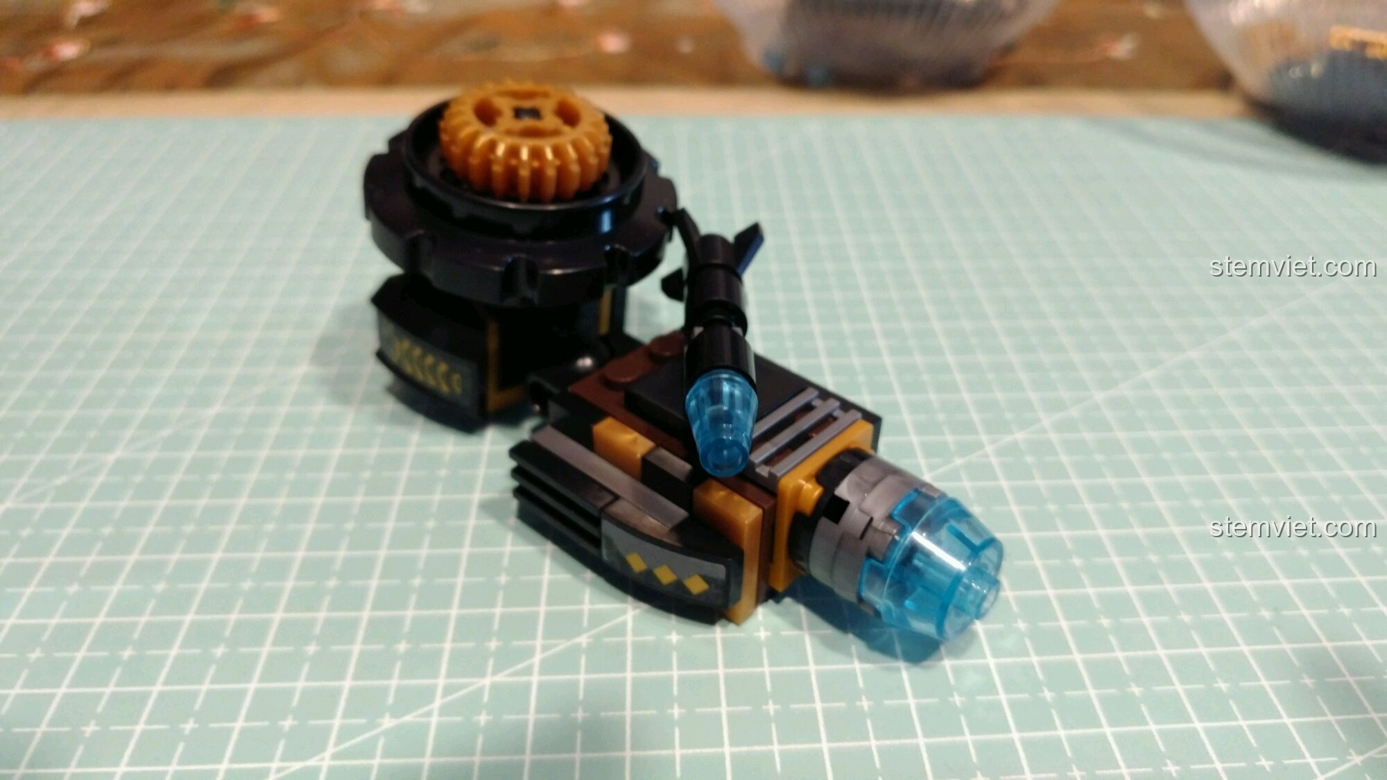 Lắp ráp cánh tay trái của bộ xếp hình Người máy chiến đấu của Tony Stark cho bé trai từ 6 tuổi.