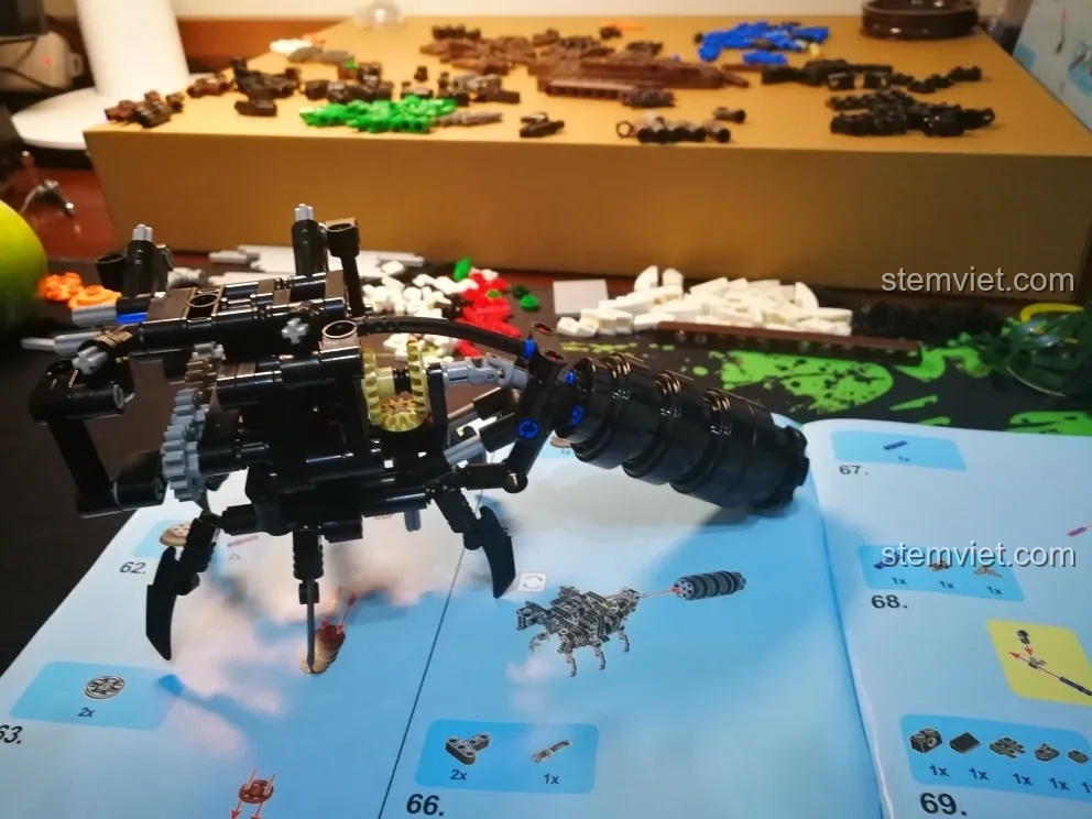 Mô hình thân bướm máy Sembo sau khi được gắn thêm chân và đuôi, chuẩn bị lắp cánh.