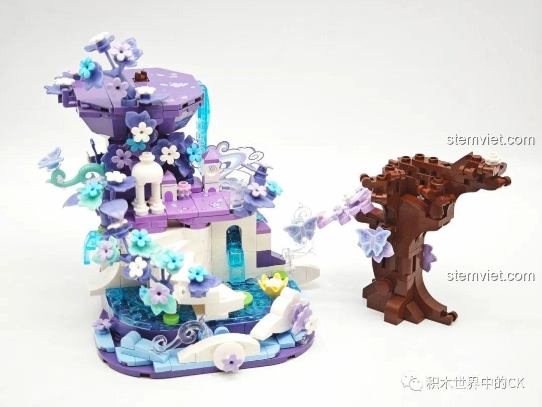 Thêm phần thân cây vào cảnh quan bộ Keeppley K21103 Điêu Thuyền Giấc Mơ Đêm Hè, tạo chiều sâu cho mô hình.