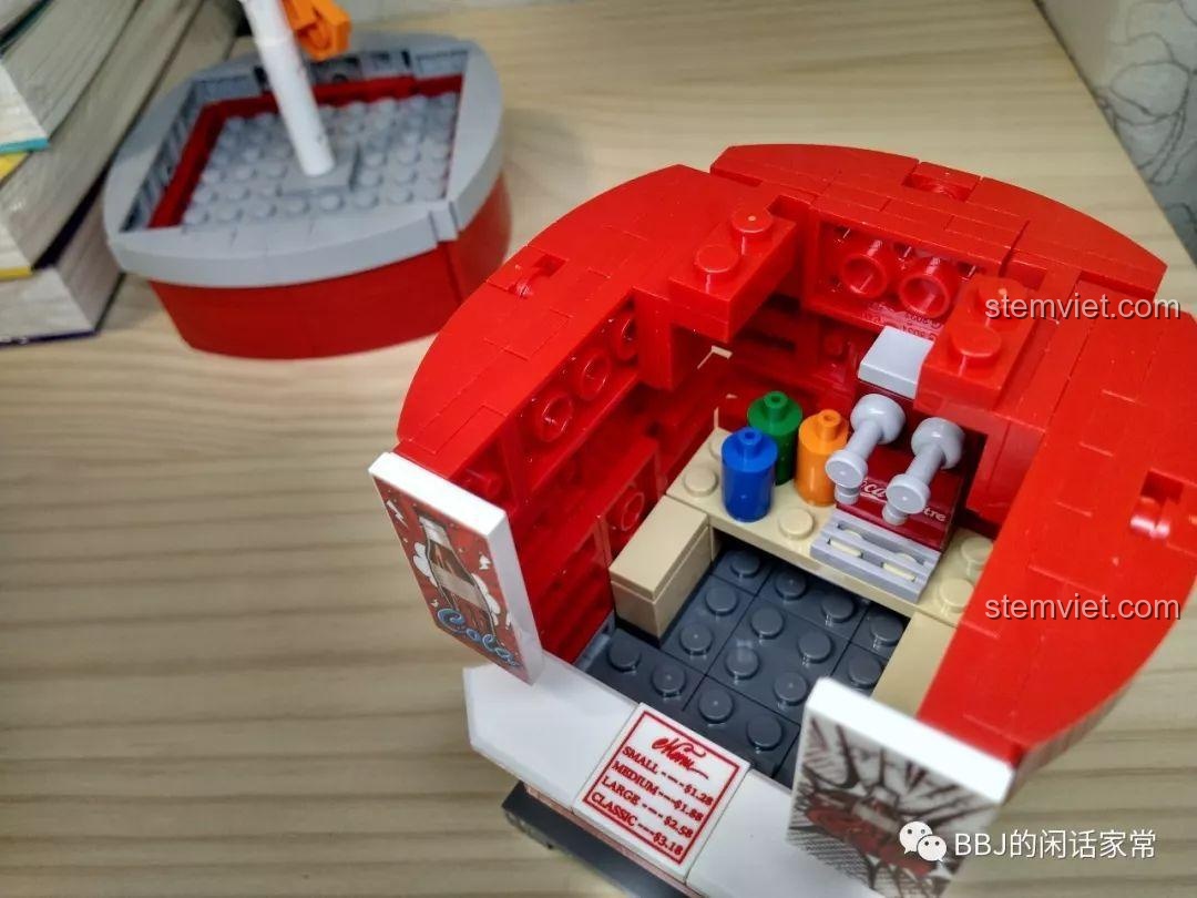 Quá trình lắp ráp phần thân của bộ lắp ghép Cửa hàng nước ngọt hình cốc cho con gái 6 tuổi.