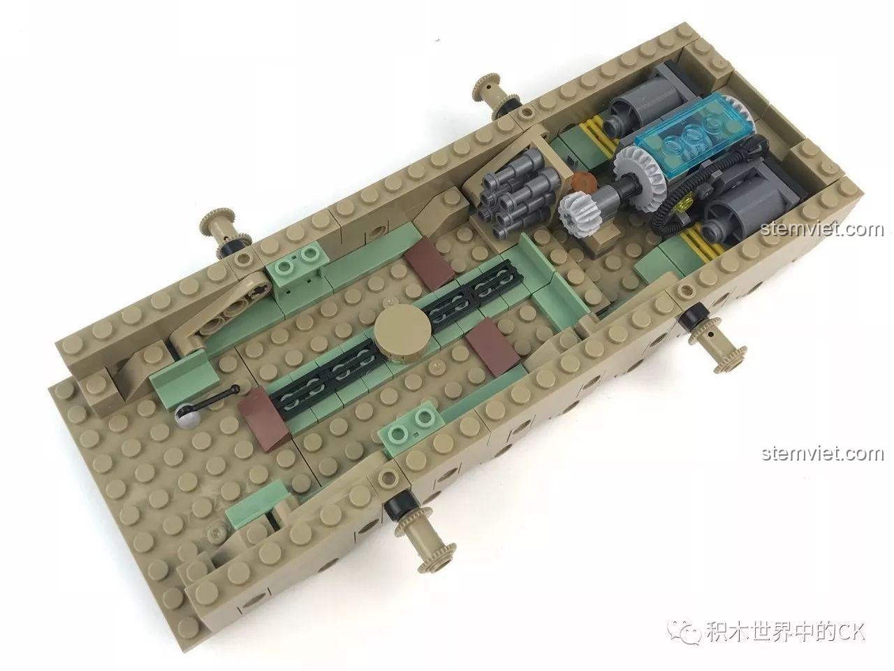 Quá trình lắp ráp phần thân dưới của xe tăng M1A2 Abrams từ bộ KAZI KY10000, lộ ra chi tiết bên trong.