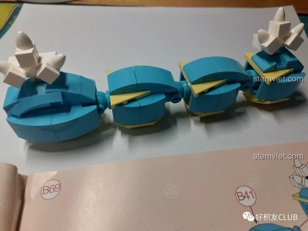 Quá trình lắp ráp phần thân giữa của mô hình Pokémon hệ Nước/Bay Gyarados từ bộ Keeppley B0110.