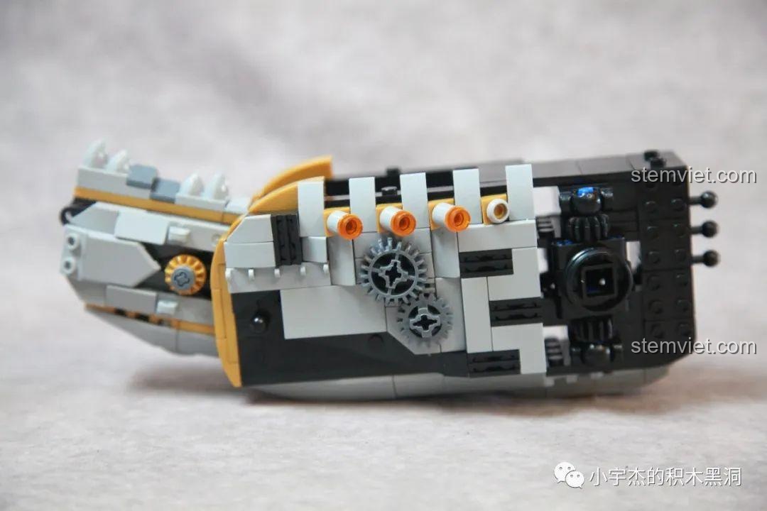 Quá trình lắp ráp phần thân của Khủng long bạo chúa cơ khí với các chi tiết bánh răng độc đáo.