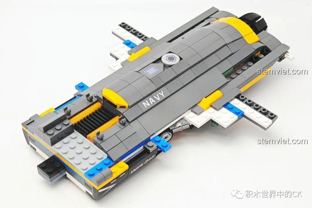 Thân máy bay của bộ đồ chơi Tia chớp tàng hình F-35B JIESTAR đang dần hoàn thiện, các chi tiết màu xám và vàng kết hợp hài hòa.