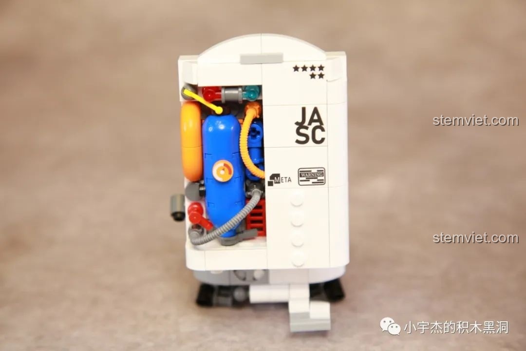 Phần thân của mô hình Phi hành gia JK9106 được lắp ráp, khoe cấu trúc máy móc bên trong.