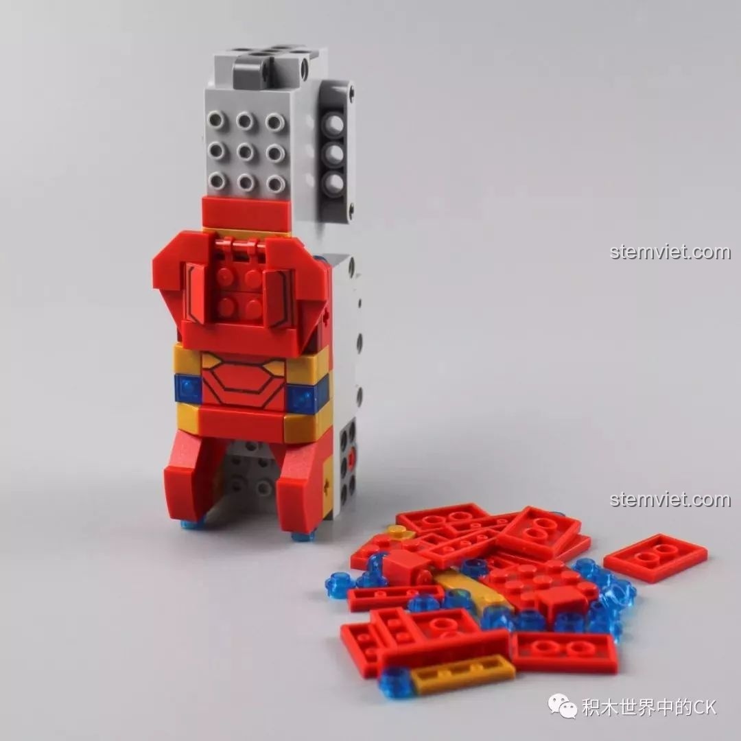 Quá trình lắp ráp phần thân của mô hình Robot Iron Man, với các chi tiết màu đỏ và vàng.