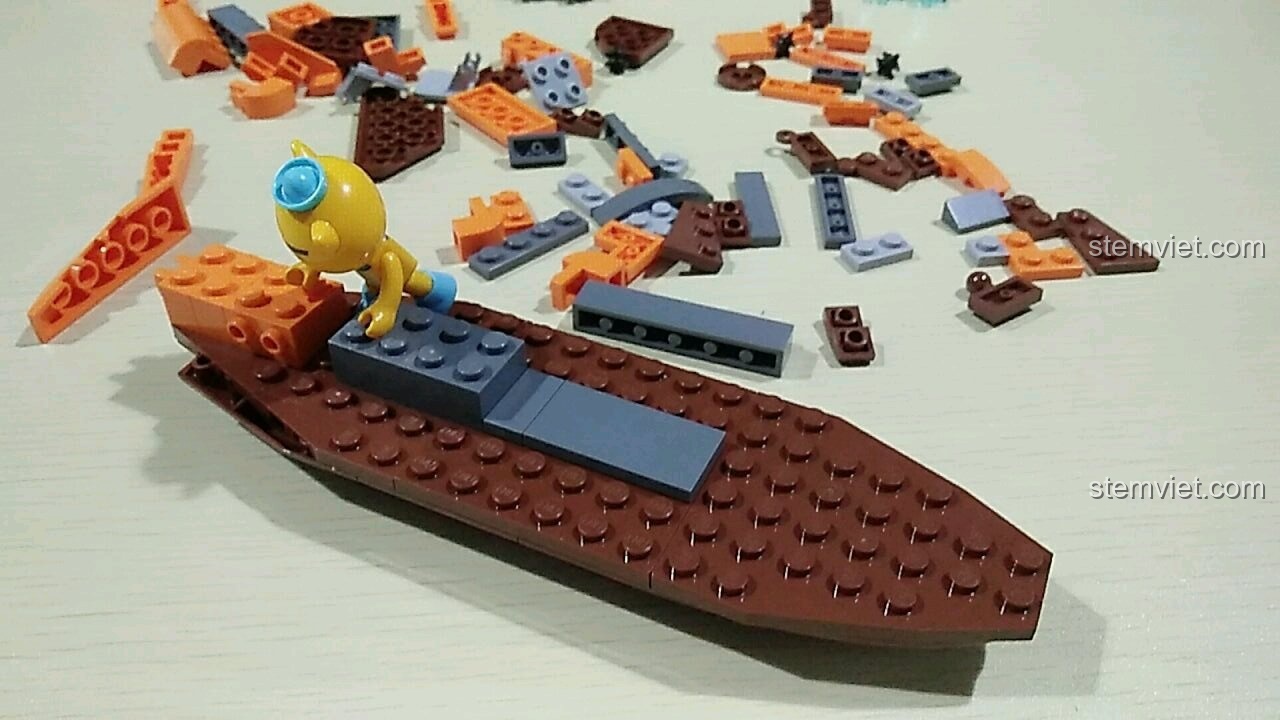 Quá trình lắp ráp phần thân của bộ đồ chơi Tàu ngầm Octonauts cho trẻ em từ 6 tuổi mã 3701.