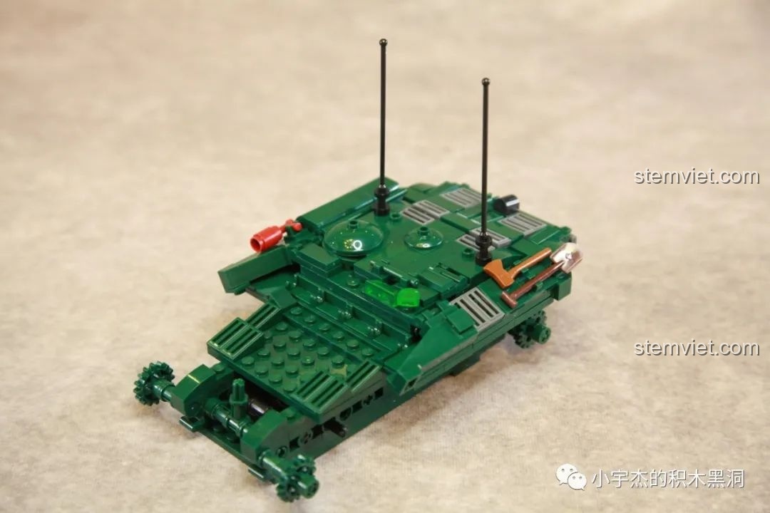 Quá trình lắp ráp phần thân trên của xe tăng Sluban M38B1010, với nhiều chi tiết nhỏ để tạo góc nghiêng cho giáp.