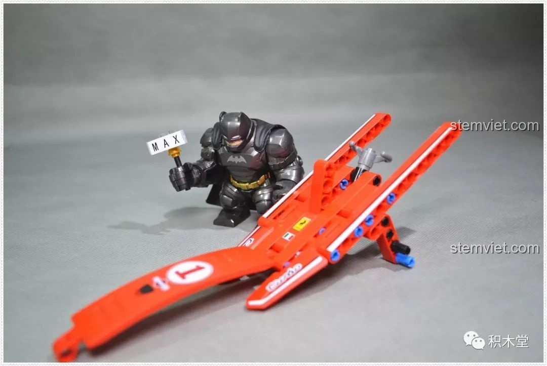 Lắp ráp thân trên và buồng lái của đồ chơi mô hình Xe đua điều khiển từ xa 701000 hợp túi tiền.