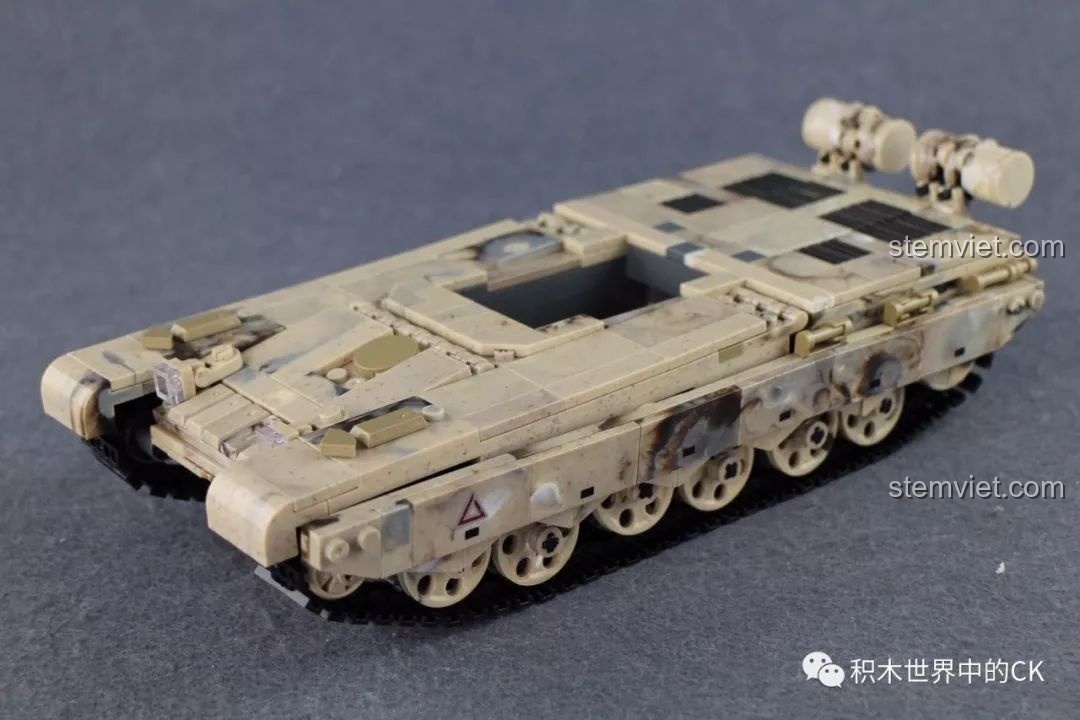Thân xe tăng Type 99 gần hoàn thiện với lớp giáp hông và các chi tiết ngụy trang sa mạc độc đáo.