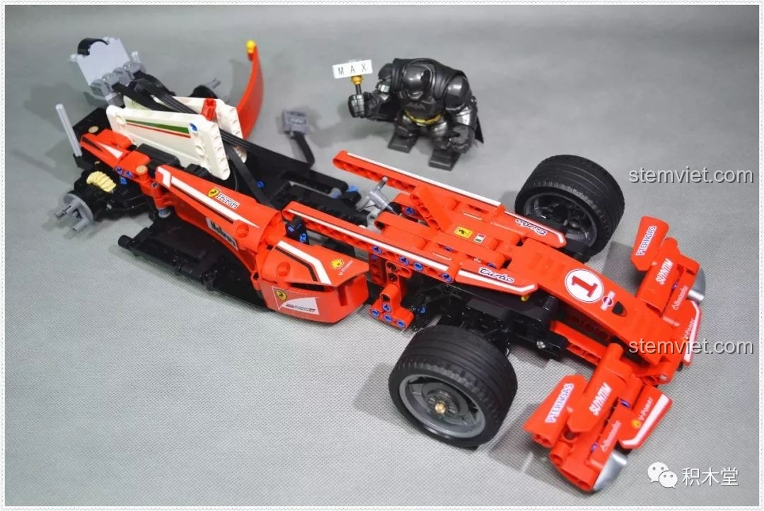 Quá trình lắp ráp thân vỏ màu đỏ của bộ xếp hình Mô Ferrari F1 RC Sembo giá rẻ.