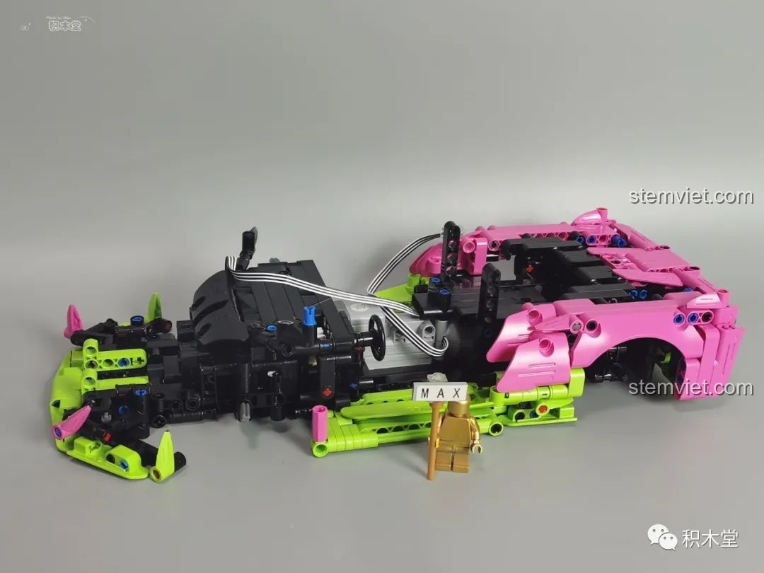 Quá trình lắp ráp phần thân vỏ màu hồng của Siêu xe Lamborghini Hồng Cá Tính Tỉ lệ 1:14 9803.