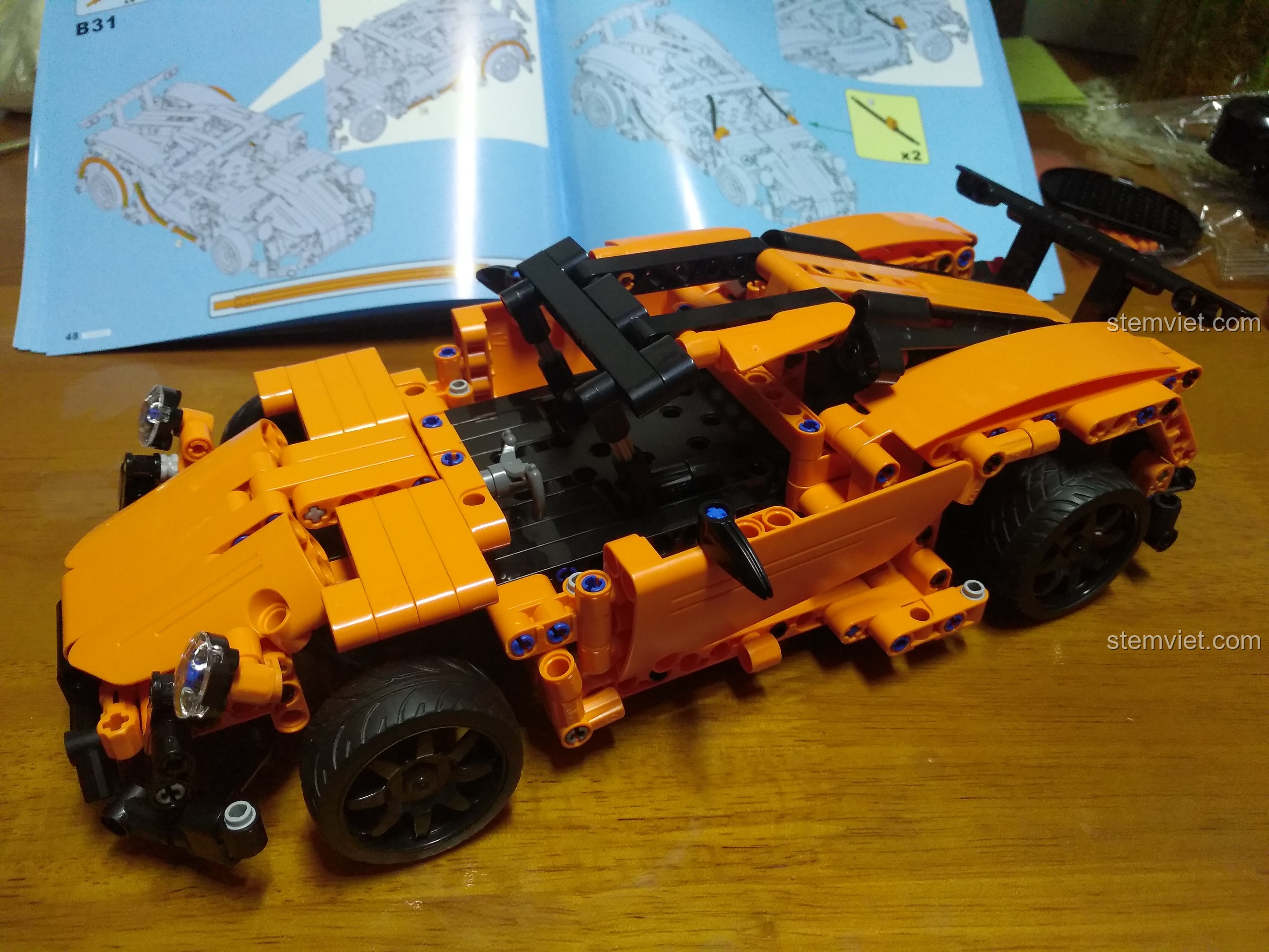 Lắp ráp phần thân vỏ của bộ đồ chơi mô hình Xe Porsche 918 điều khiển từ xa cho bé trai 6 tuổi.