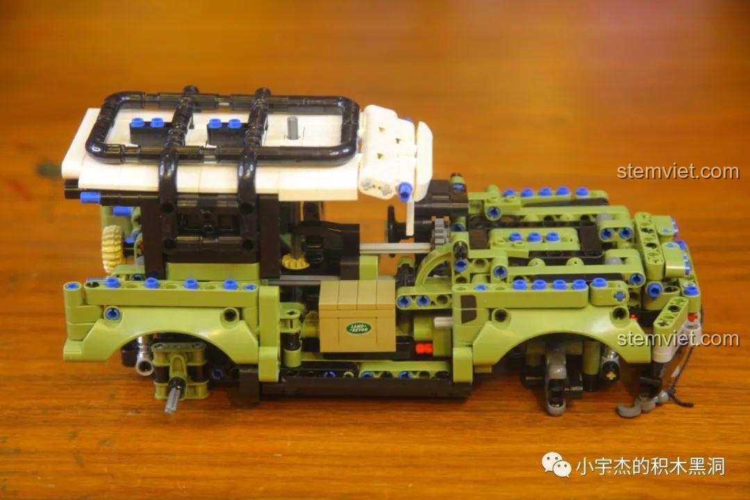 Mô hình Land Rover Defender 8605 đang trong quá trình lắp ráp phần thân xe, đã có hình dáng ban đầu.