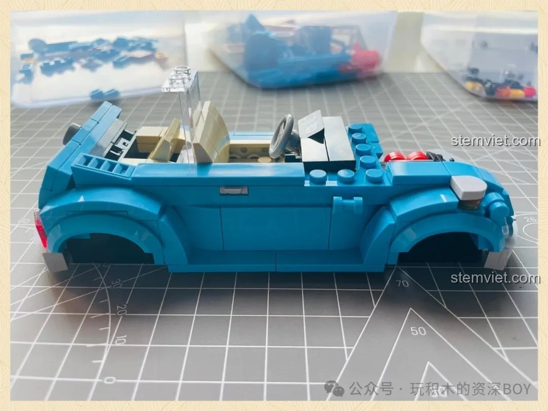 Quá trình lắp ráp thân xe màu xanh dương của mô hình Pinbo PB8805 Xe Volkswagen Beetle Cắm Trại, tạo hình dáng xe.