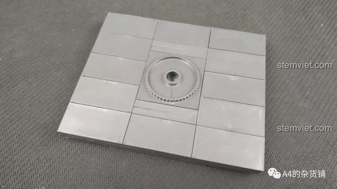 Lắp ráp phần đầu của tháp pháo, bên trong có một chi tiết gạch in hình bản đồ thành phố.