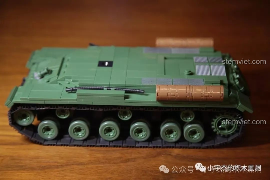 Quá trình lắp ráp tháp pháo của xe tăng IS-2 với thiết kế nóc tháo rời tiện lợi.