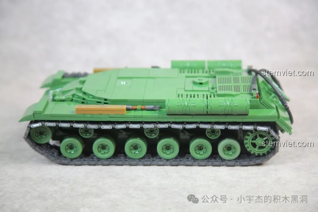 Lắp ráp các thùng dầu phụ từ nhiều chi tiết nhỏ trên mô hình xe tăng IS-2.