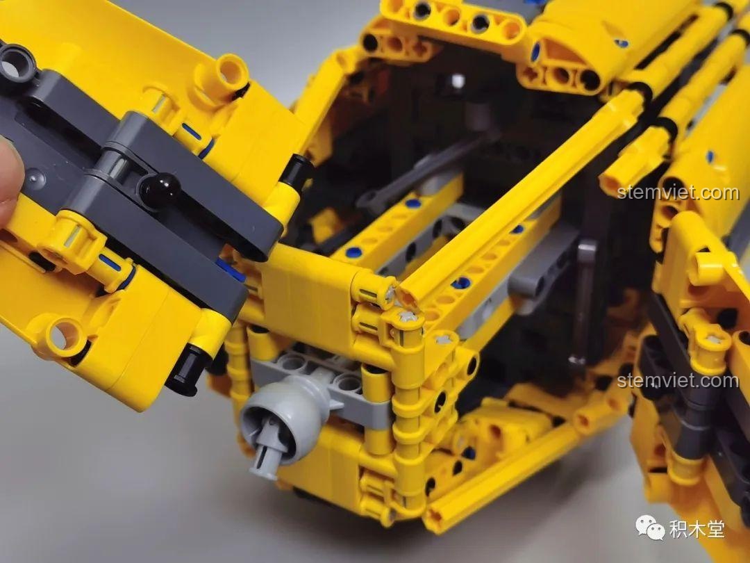 Lắp ráp thùng trộn bê tông của bộ đồ chơi Xe Trộn Bê Tông Tycole T4005, chi tiết phức tạp.