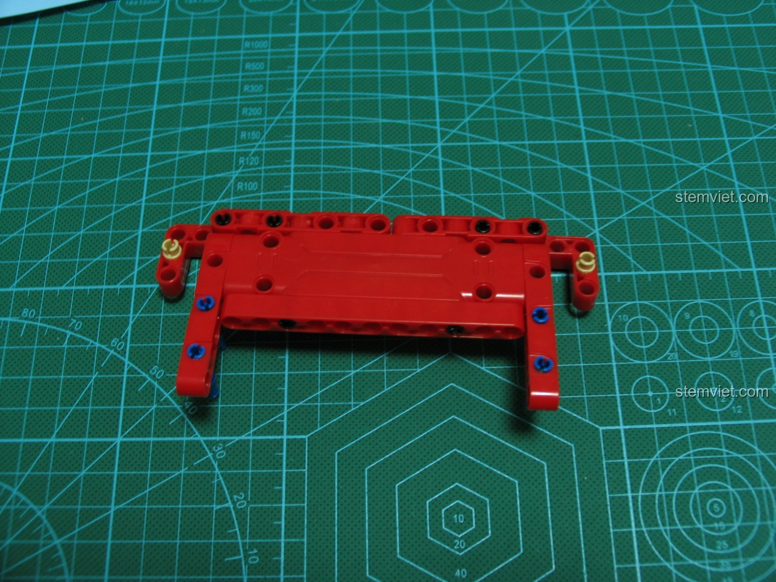 Quá trình lắp ráp khoang chở hàng của xe bán tải CaDA C51005, tạo nên hình dáng cơ bản của thùng xe.