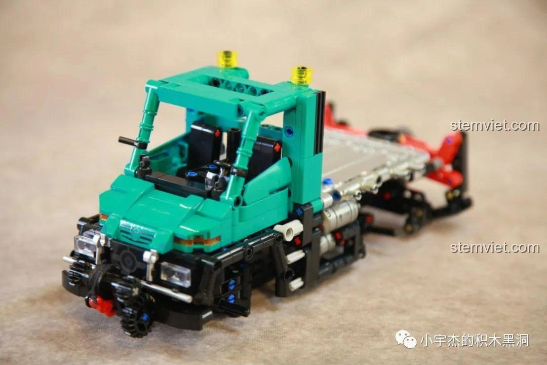 Phần thùng xe và phía sau của Xe tải công trình Unimog U400 SEMBO Block 720900 đã được lắp ráp hoàn chỉnh.