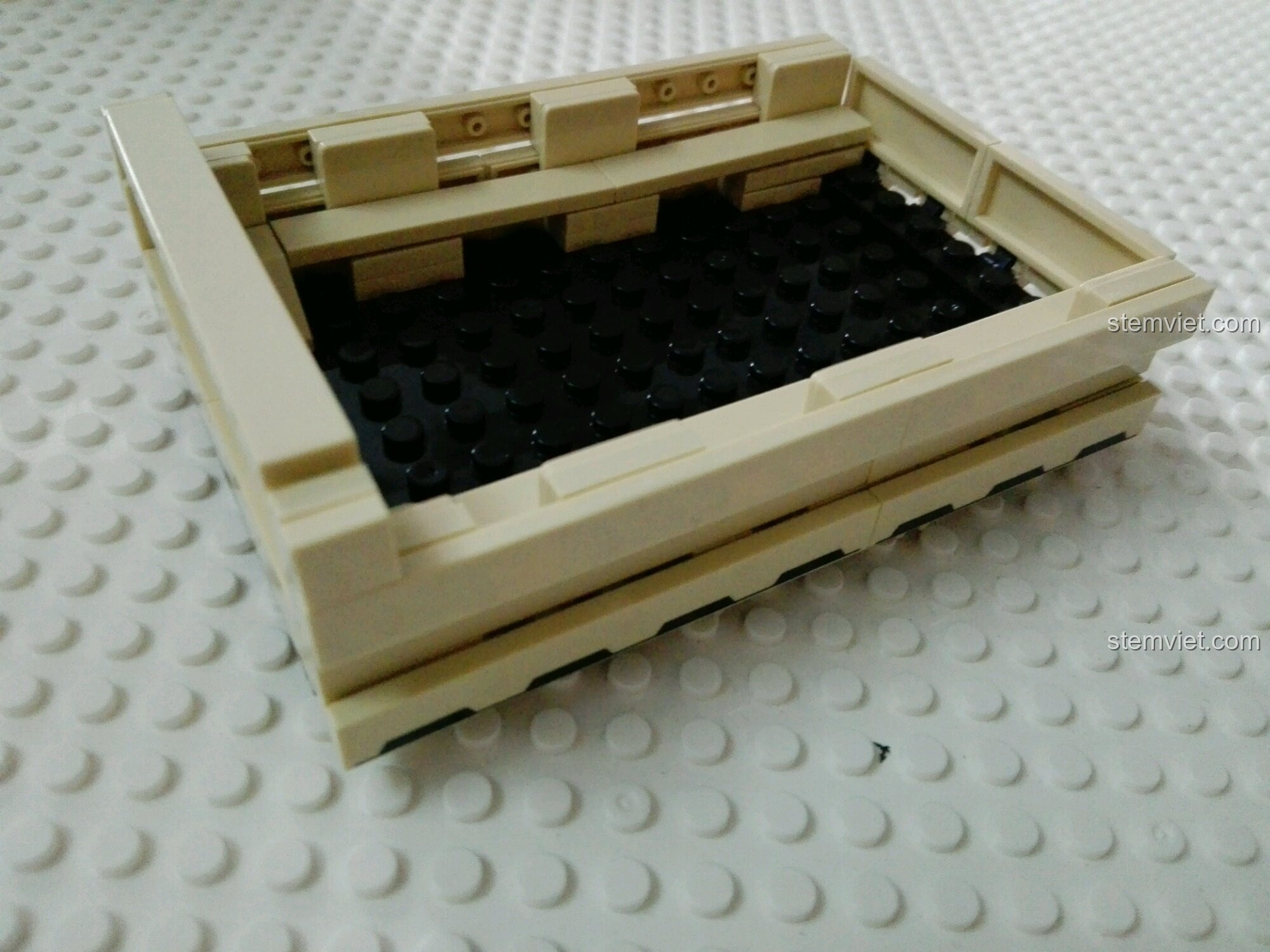 Quá trình lắp ráp thùng sau của xe tải địa hình hạng nặng Unimog, một phần quan trọng của mô hình.