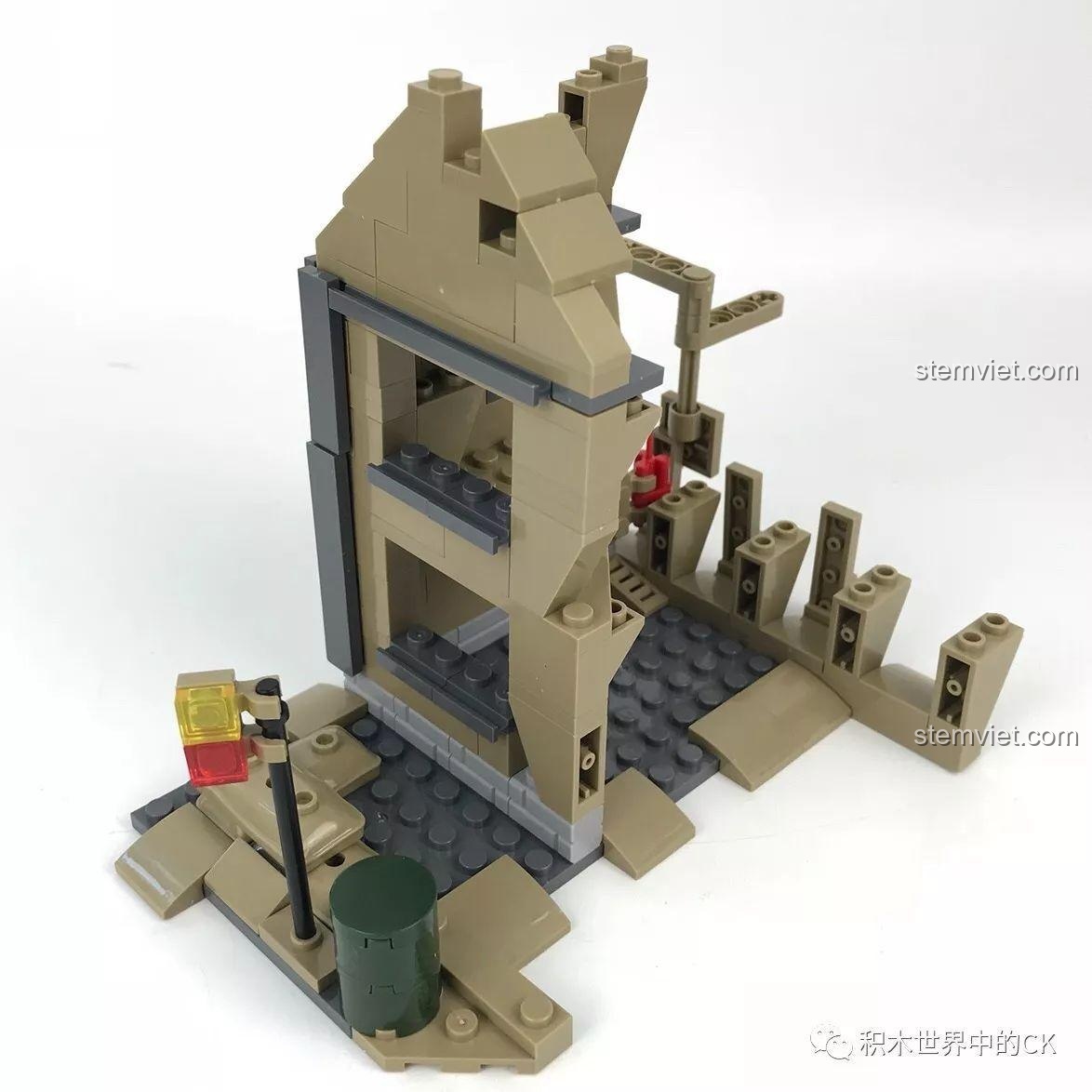 Tiểu cảnh tòa nhà đổ nát đang được lắp ráp từ các chi tiết của túi số 6 trong bộ KAZI KY10000.