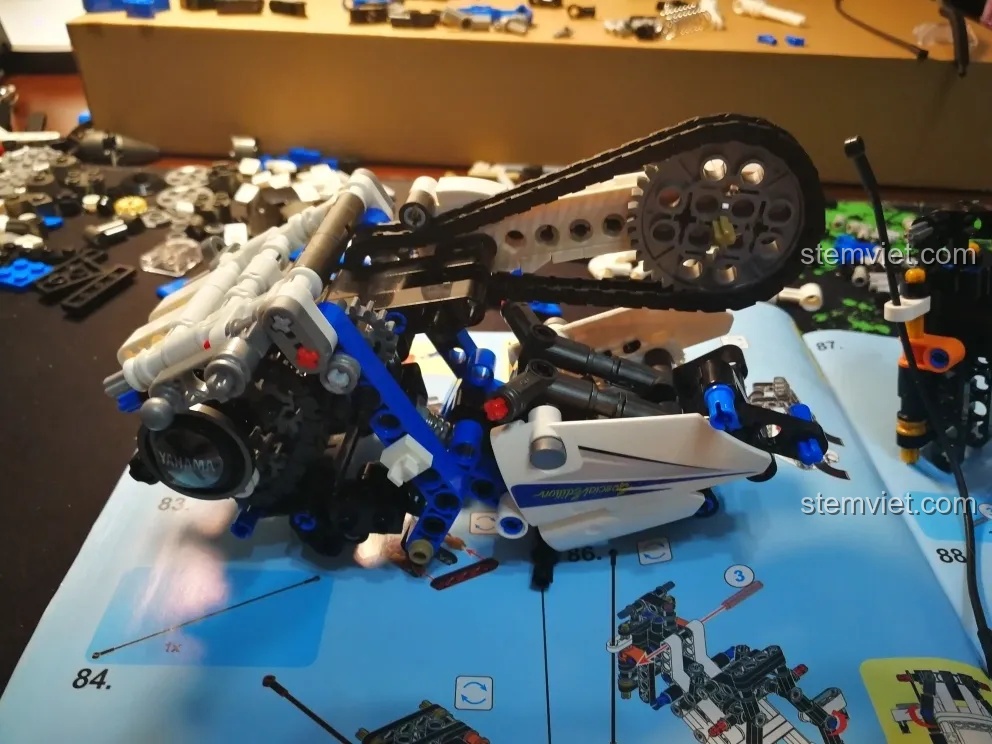 Quá trình lắp ráp bộ truyền động xích và khung sau của mô hình xe máy Yamaha Sembo 701702.